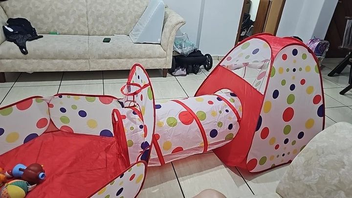 Customer photo: the polka-dot version set up as ball pit, tunnel and tent in a living room