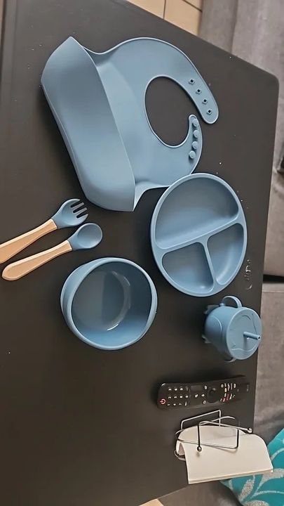 Customer photo: the silicone baby feeding set in light blue laid out at home