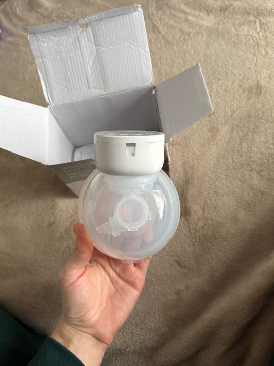 Customer photo: a hand holding a wearable pump in front of its box