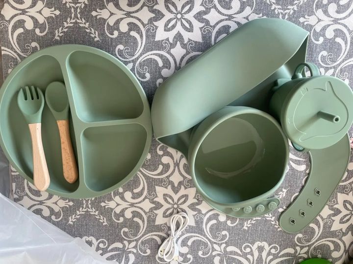 Customer photo: the silicone baby meal set laid out at home