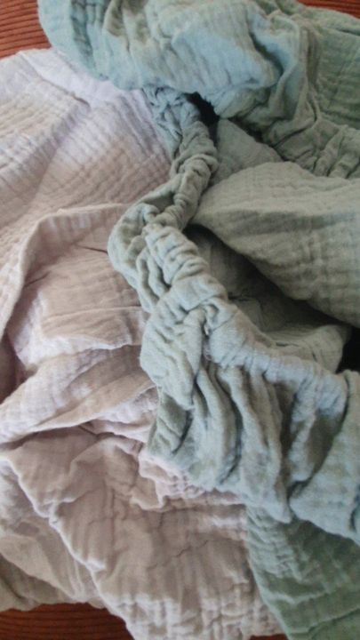 Customer photo: close-up of the gathered elastic edge of the muslin covers