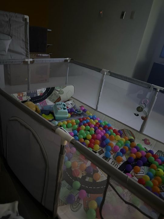 Customer photo: the grey playpen filled with plastic balls as a ball pit